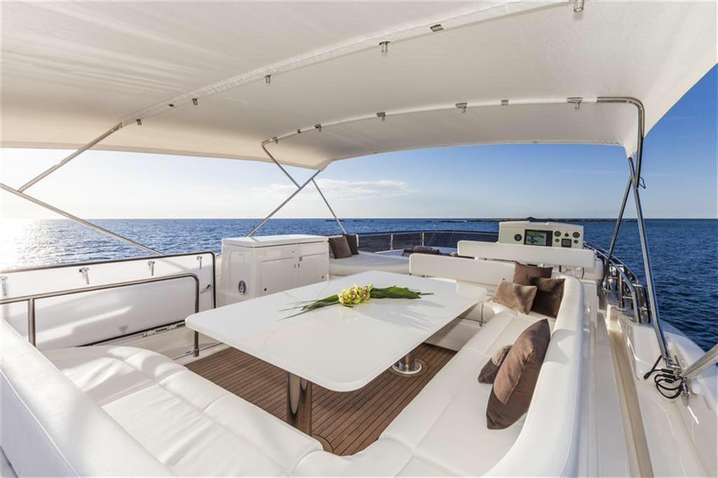 2015 Ferretti Yachts 750