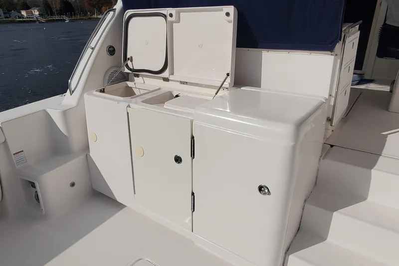 Cruse Yacht Photos Pics 2006 Tiara Yachts 4200 Open cockpit with storage compartments and sink.