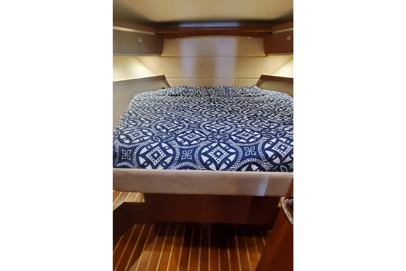 Cruse Yacht Photos Pics 2006 Tiara Yachts 4200 Open cabin interior with patterned bedspread.