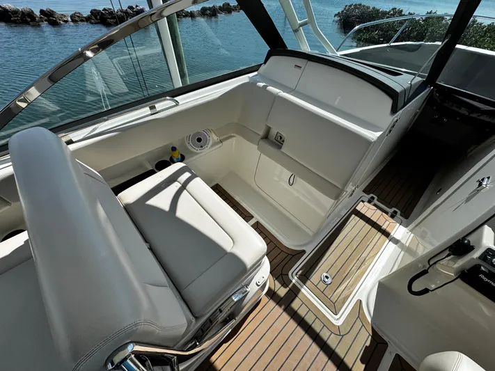  Yacht Photos Pics 2019 Boston Whaler 270 Vantage interior with sleek seating and wood flooring.