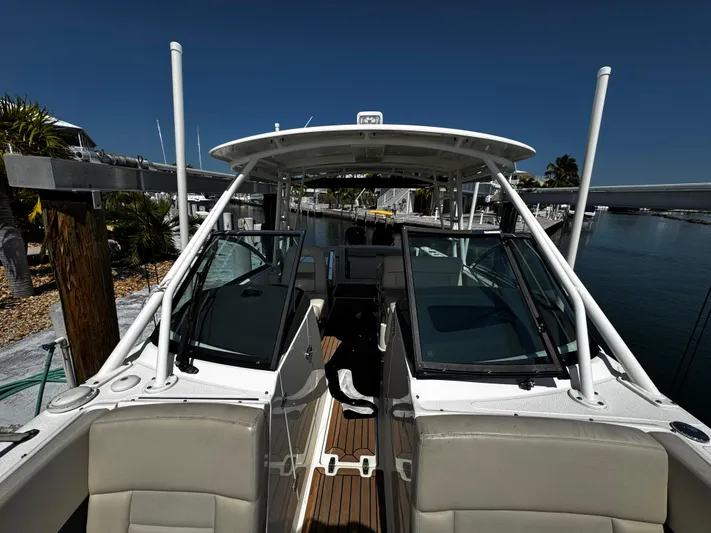  Yacht Photos Pics 2019 Boston Whaler 270 Vantage boat docked, featuring spacious seating and sleek design.