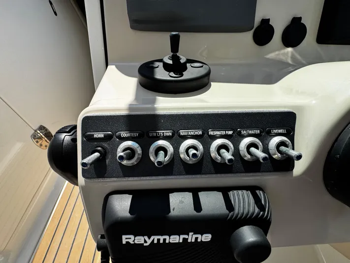  Yacht Photos Pics Control panel of a 2019 Boston Whaler 270 Vantage boat with Raymarine equipment.