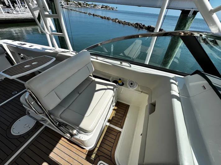  Yacht Photos Pics 2019 Boston Whaler 270 Vantage boat interior with seating and ocean view.