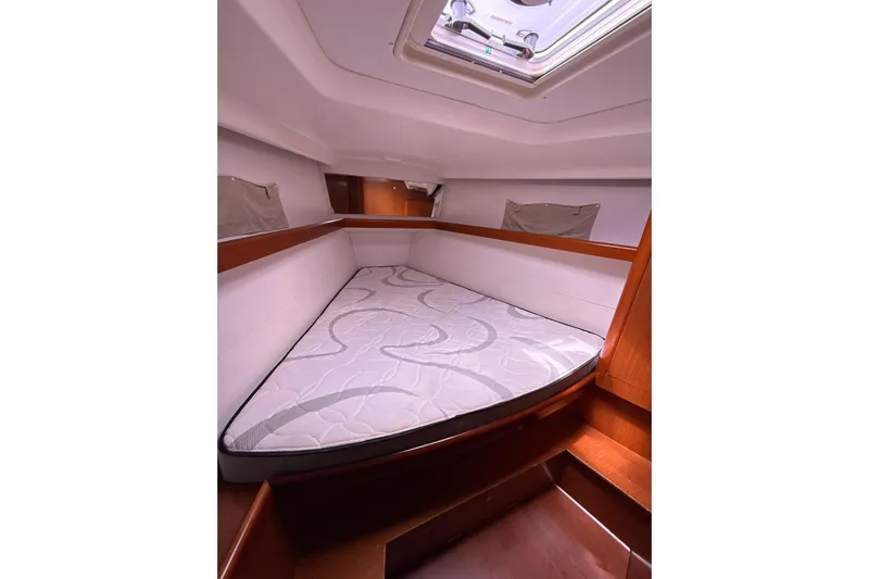 Vision 360 Yacht Photos Pics Beneteau First 435 (2012) cabin interior with bed and skylight.