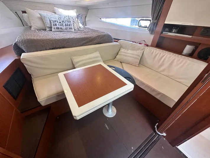 Le Bon Vie Yacht Photos Pics Dinette