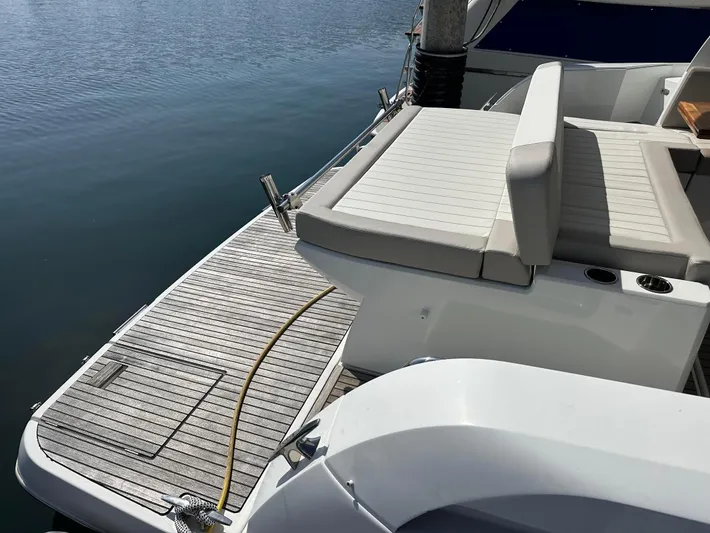 Le Bon Vie Yacht Photos Pics Swim Platform And Bench Seating