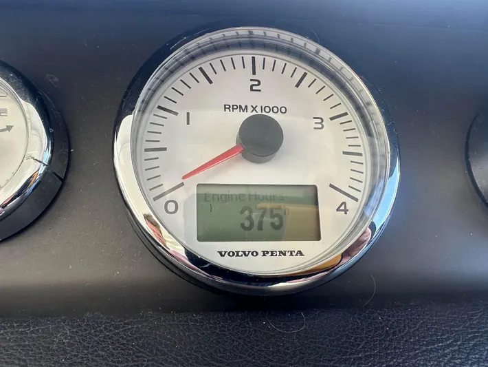 Le Bon Vie Yacht Photos Pics Port Engine / 375 Engine Hours