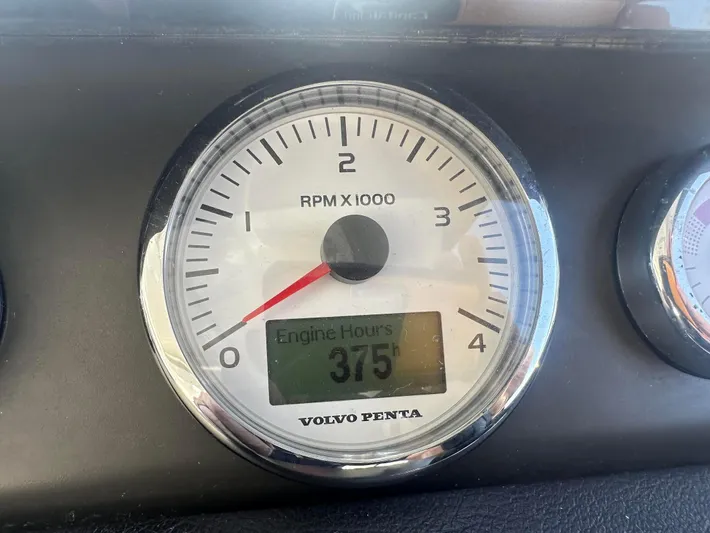 Le Bon Vie Yacht Photos Pics Starboard  Engine / 375 Engine Hours