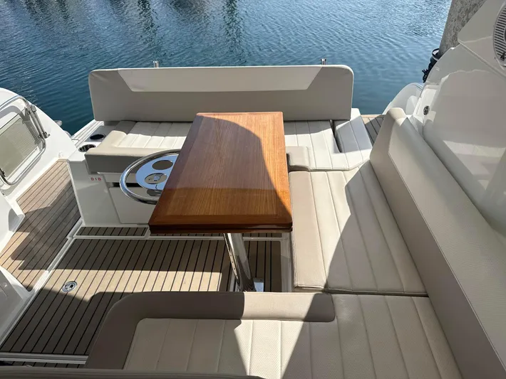 Le Bon Vie Yacht Photos Pics Aft Seating With Dinning Table