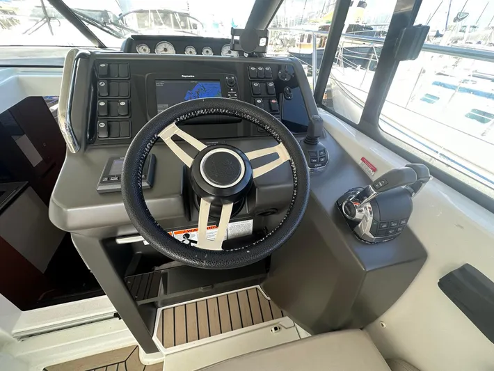 Le Bon Vie Yacht Photos Pics Helm Station