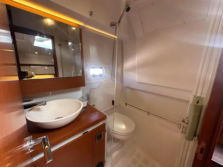 Le Bon Vie Yacht Photos Pics Fully Enclosed Head With Separate Shower