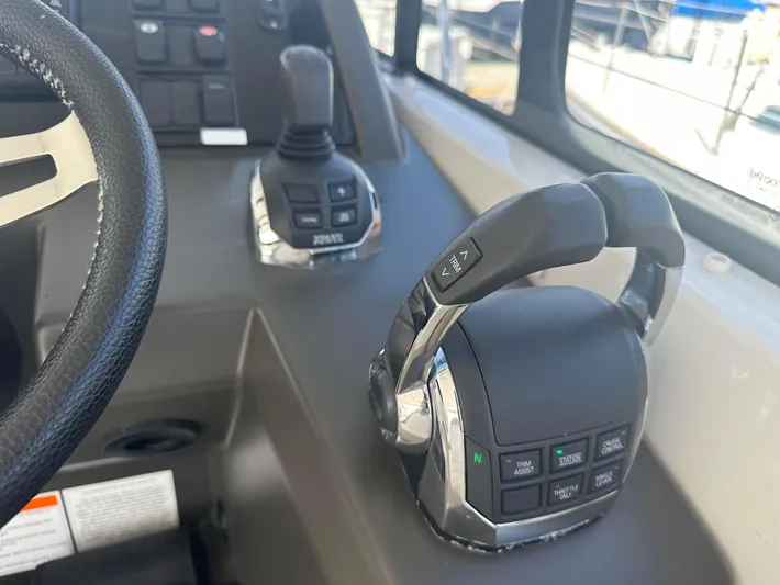 Le Bon Vie Yacht Photos Pics Electronic Engine Controls & Joy Stick