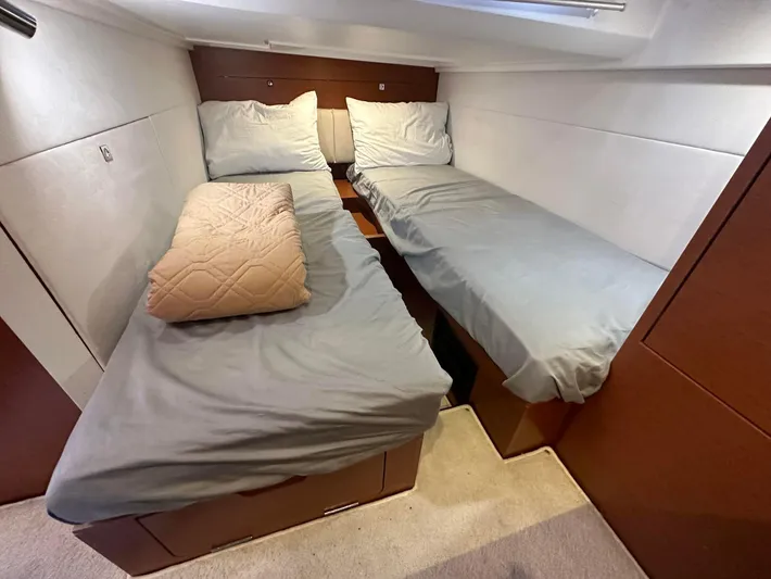 Le Bon Vie Yacht Photos Pics Crew Quarters with Two Single Berths