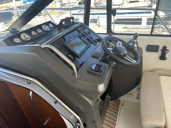 Le Bon Vie Yacht Photos Pics Helm