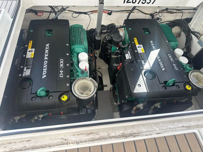 Le Bon Vie Yacht Photos Pics Low Hour Factory upgraded 300 Horse Volvo Diesel Engines