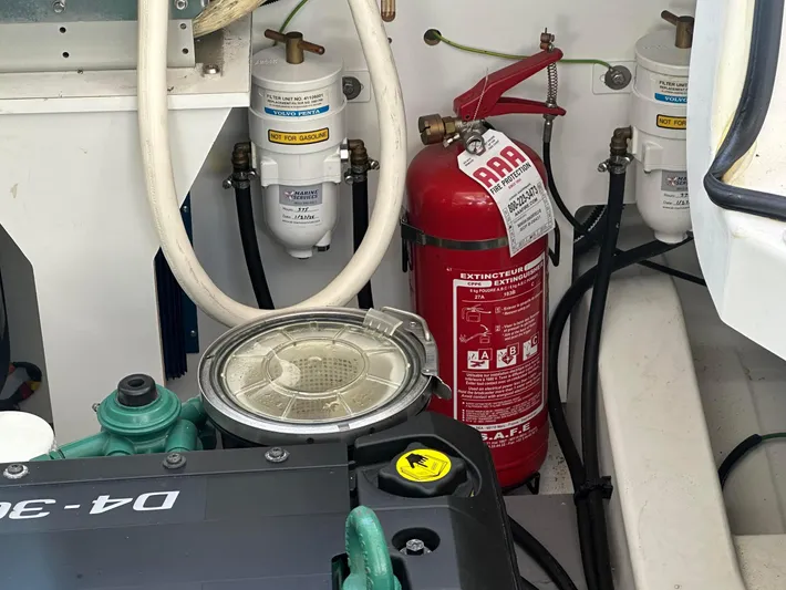 Le Bon Vie Yacht Photos Pics Engine / Intake Filter/ Fire Suppression System