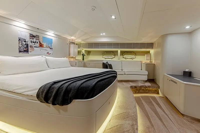 My Star Yacht Photos Pics Luxurious interior of 1994 Alloy Yachts Sloop with modern design and cozy furnishings.