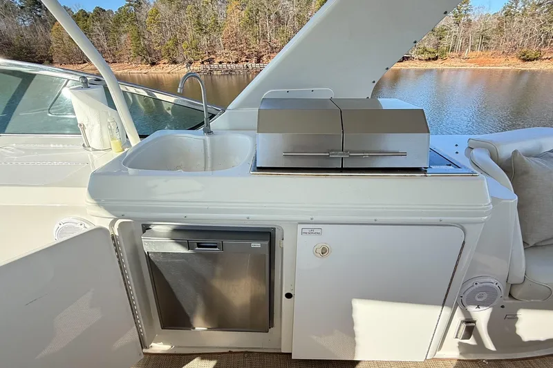  Yacht Photos Pics Outdoor kitchen on 2002 Carver 570 Voyager Pilothouse yacht with sink and grill.