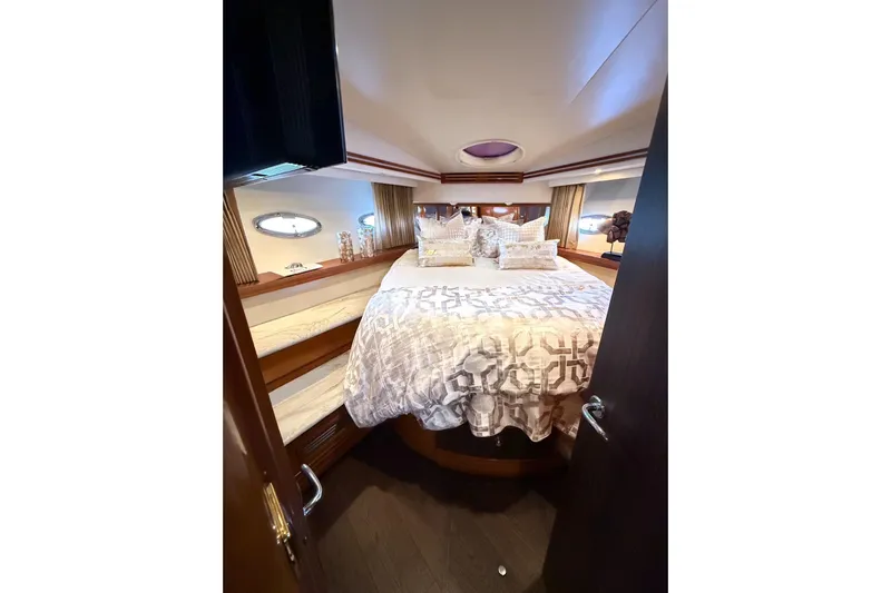  Yacht Photos Pics Luxurious bedroom in 2002 Carver 570 Voyager Pilothouse yacht with elegant bedding.