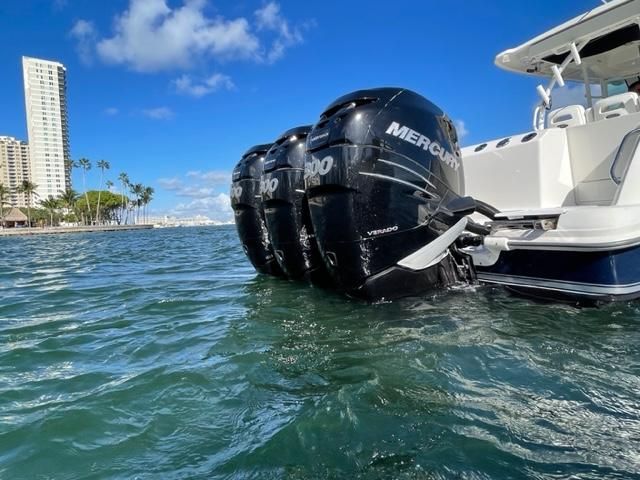 2010 Boston Whaler 370 Outrage