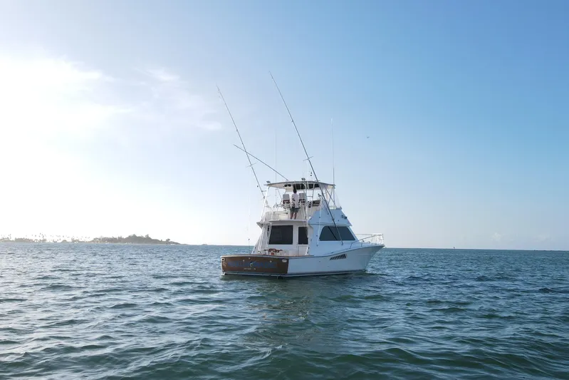 Marlin Magic Yacht Photos Pics 1999 Viking 43 Convertible yacht on open sea under clear blue sky.