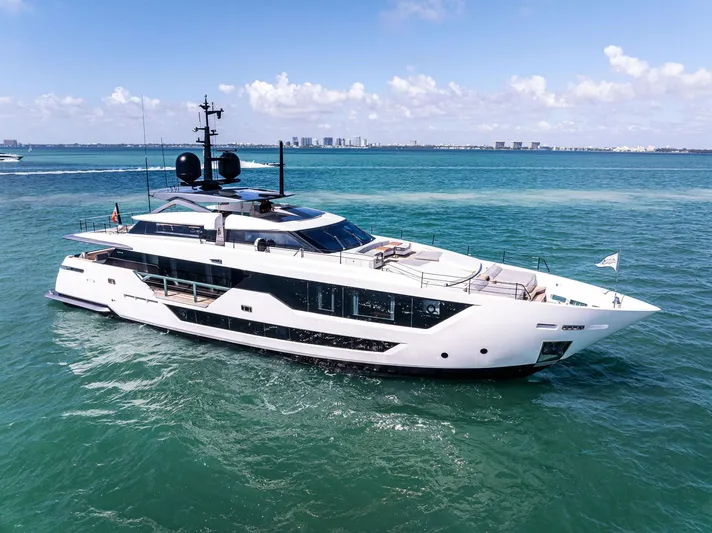 Isla Yacht Photos Pics 