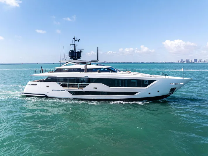 Isla Yacht Photos Pics 