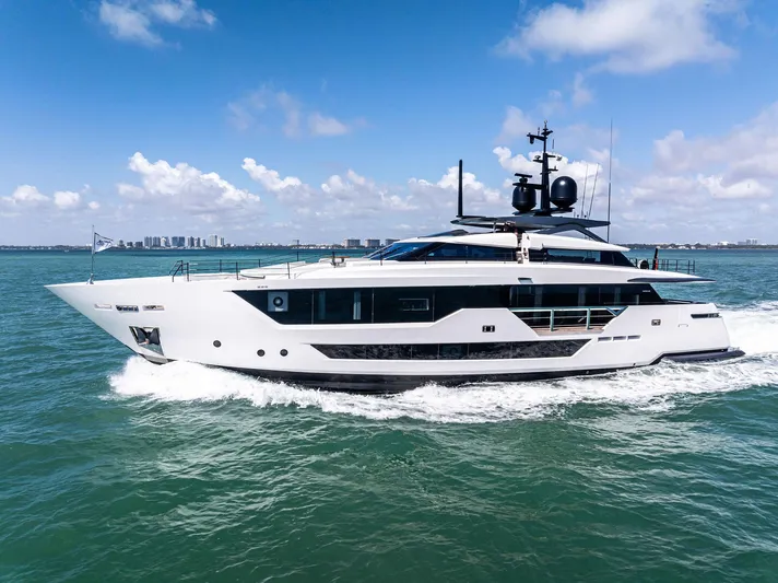 Isla Yacht Photos Pics 