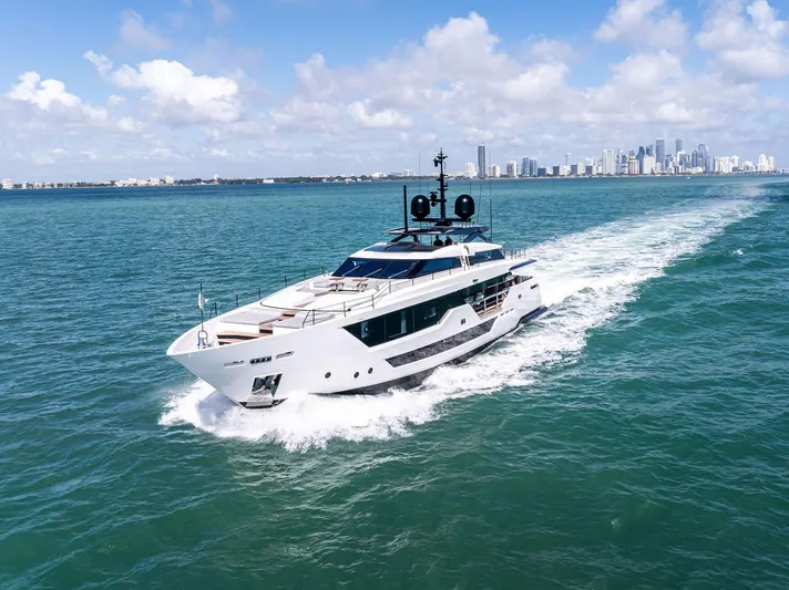 Isla Yacht Photos Pics 