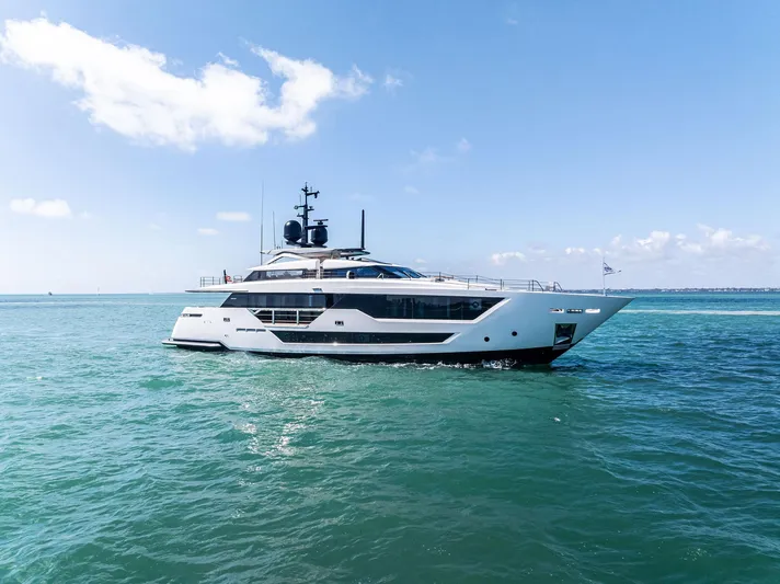 Isla Yacht Photos Pics 