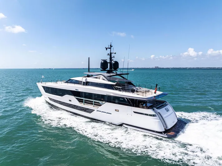 Isla Yacht Photos Pics 