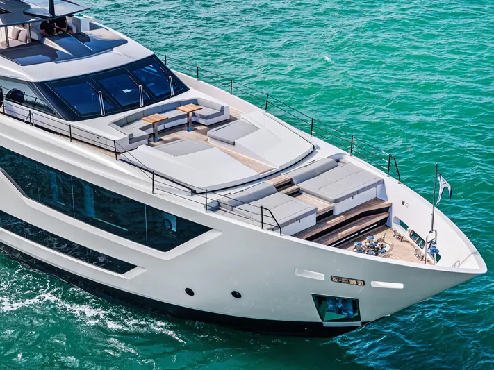 Isla Yacht Photos Pics 