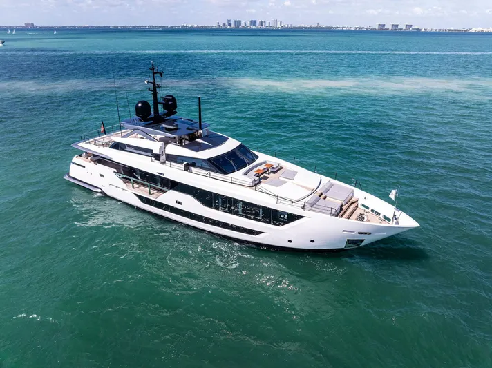 Isla Yacht Photos Pics 