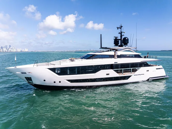 Isla Yacht Photos Pics 