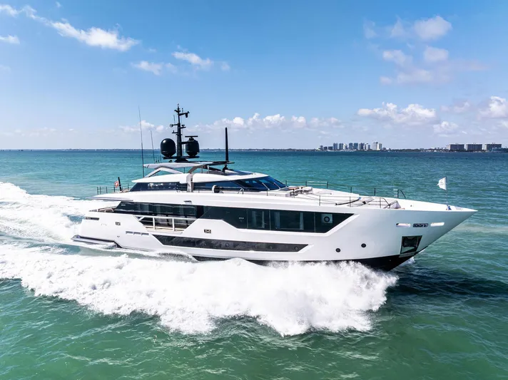 Isla Yacht Photos Pics 