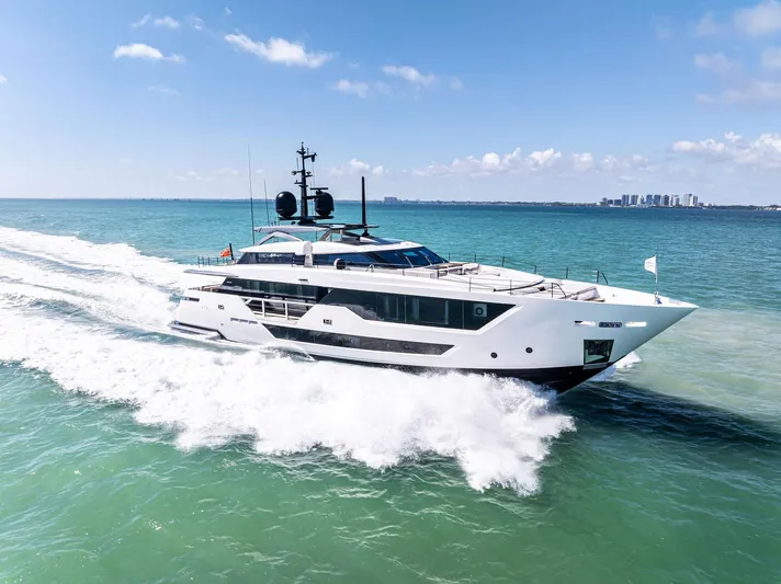 Isla Yacht Photos Pics 