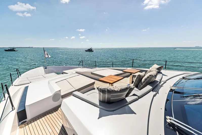 Isla Yacht Photos Pics 