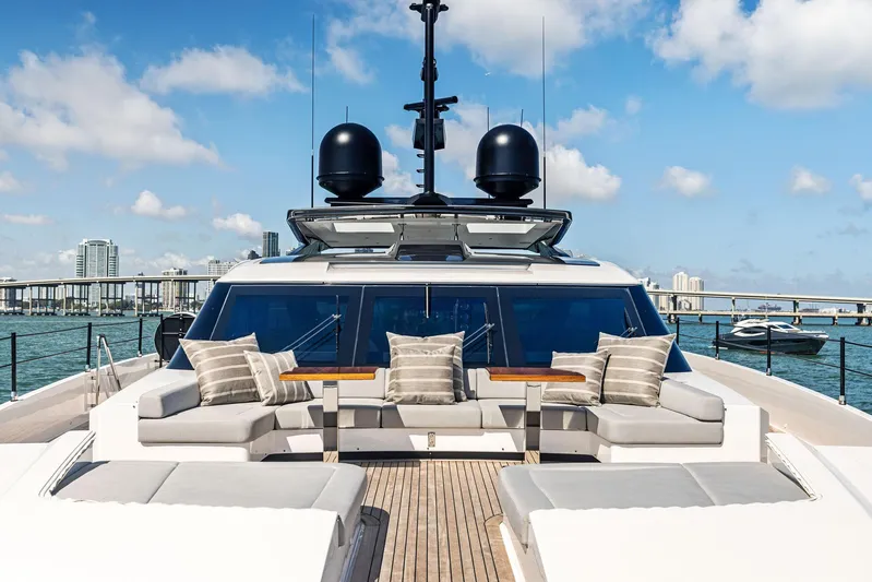 Isla Yacht Photos Pics 