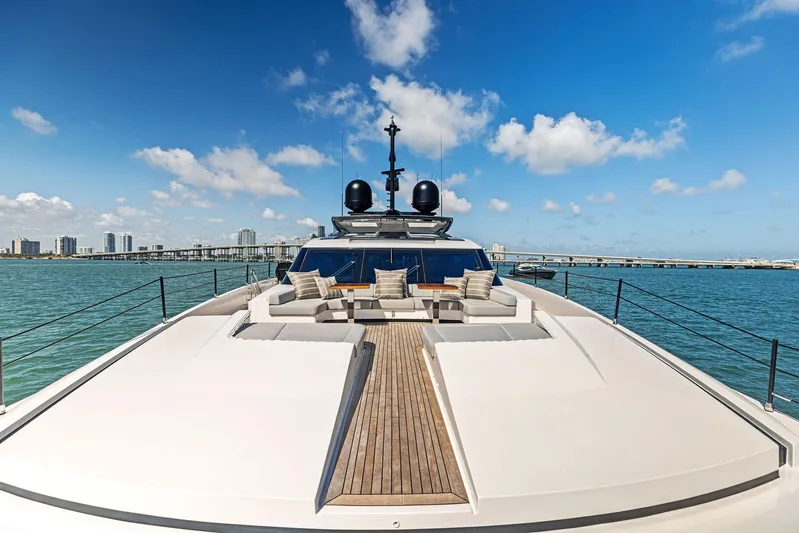 Isla Yacht Photos Pics 