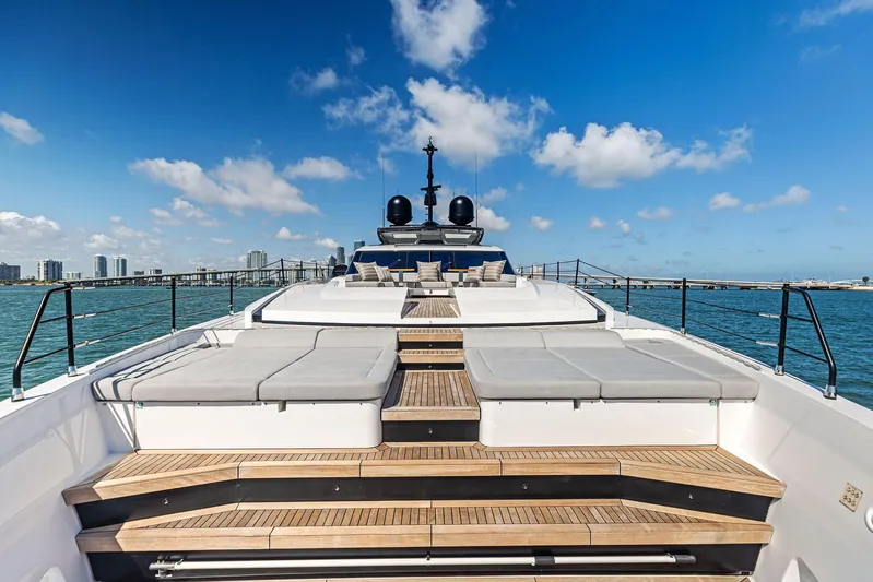 Isla Yacht Photos Pics 