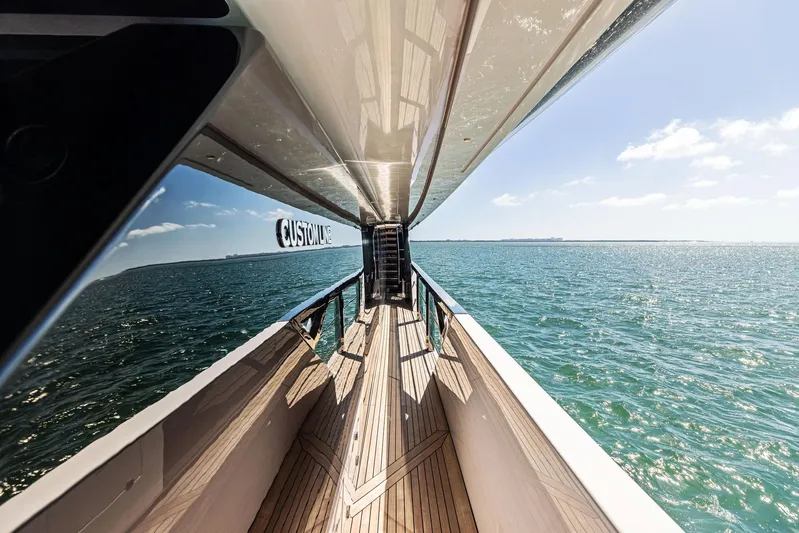 Isla Yacht Photos Pics 