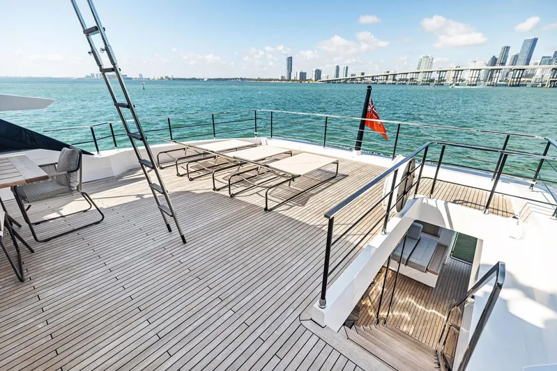 Isla Yacht Photos Pics 