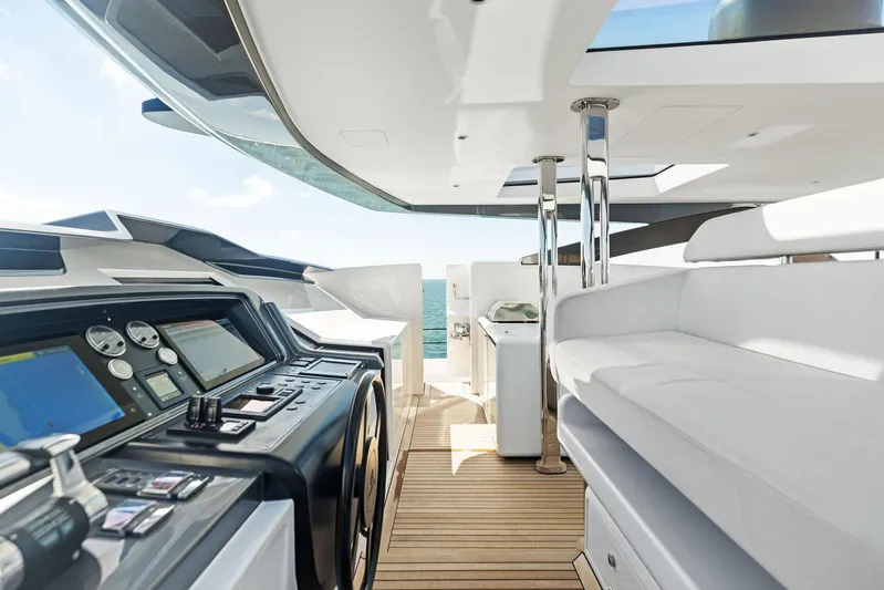 Isla Yacht Photos Pics 