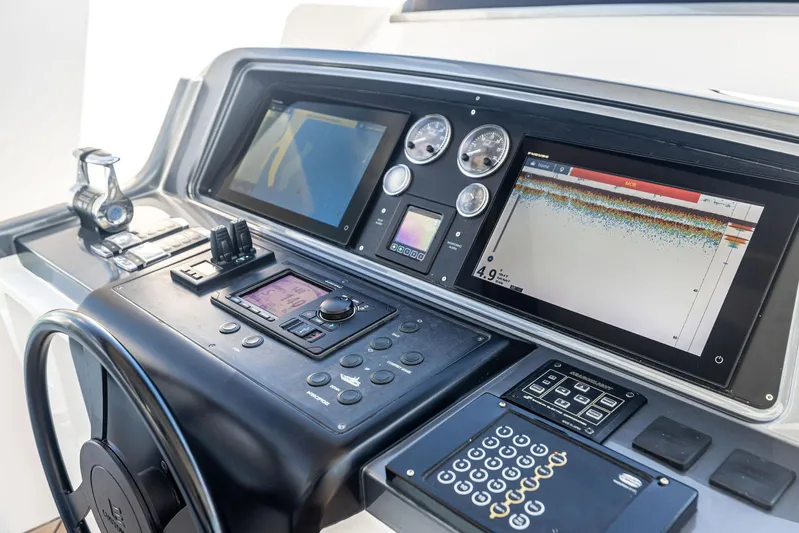 Isla Yacht Photos Pics 