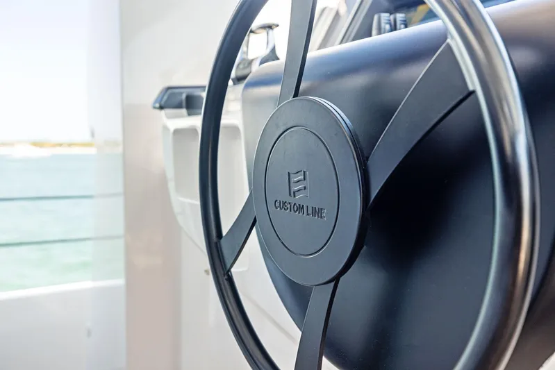 Isla Yacht Photos Pics 