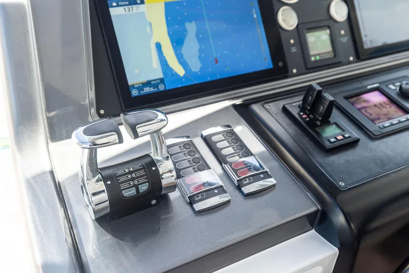 Isla Yacht Photos Pics 