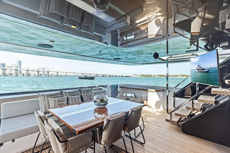 Isla Yacht Photos Pics 