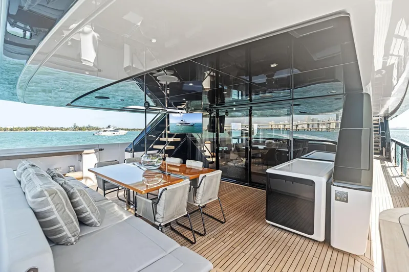 Isla Yacht Photos Pics 