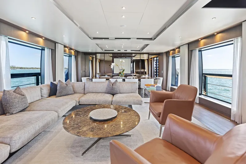 Isla Yacht Photos Pics 