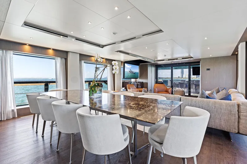 Isla Yacht Photos Pics 